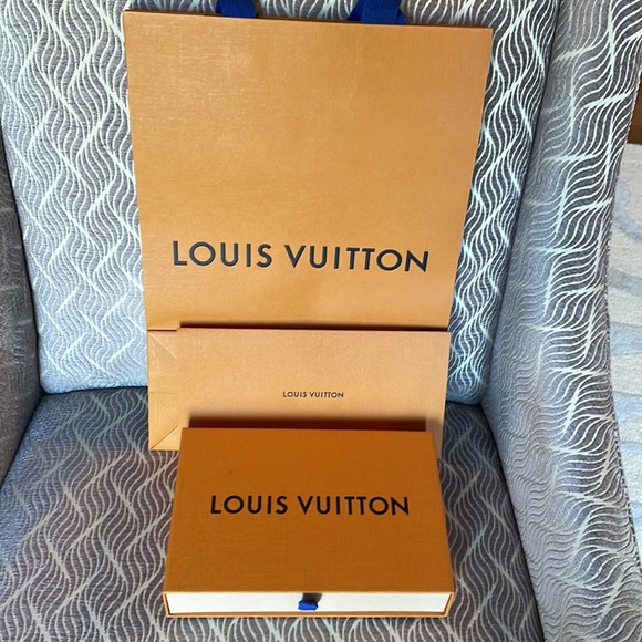 100 💯 authentic Louis Vuitton box, ribbon, envelope and bag - Picture 5 of 5